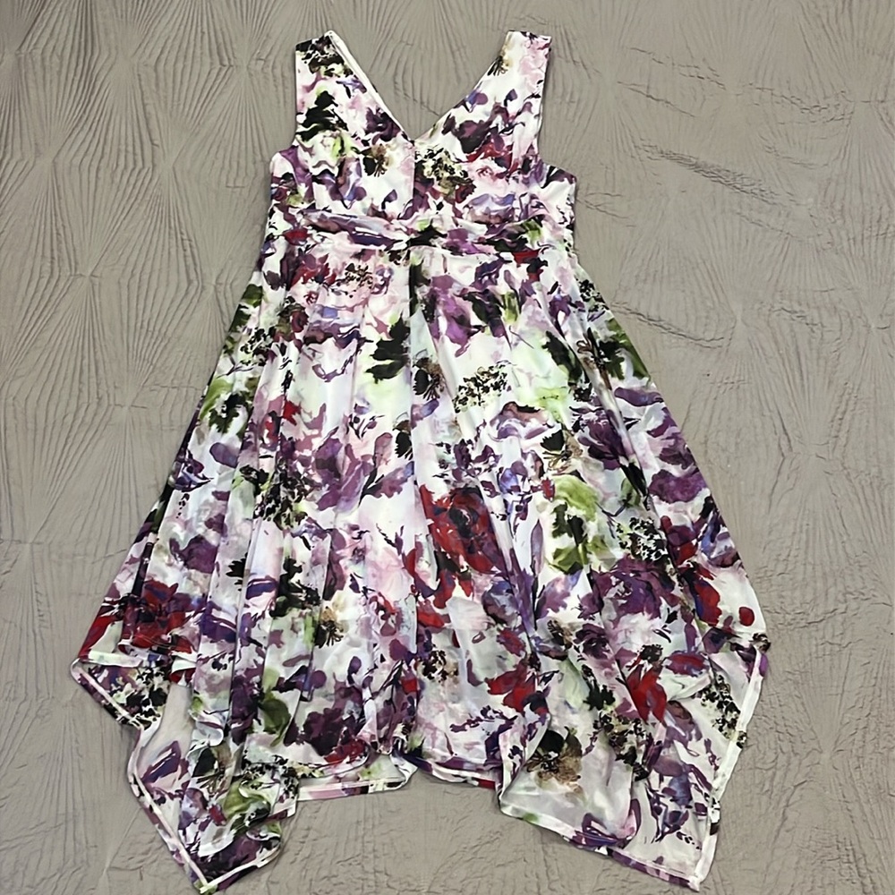 Vera Wang Women’s Simple Vera Purple Floral VNeck Lined Dress - Picture 9 of 9